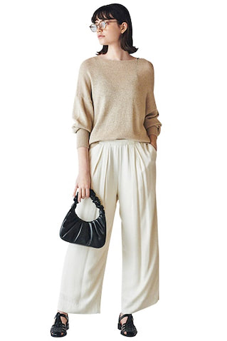 ☑ゆるニットに引き締めと 女らしさをもたらす首まわりの開き感。●ベージュニット 18,700円／エリオポール（エリオポール代官山）　中に着た黒Vネックキャミ 5,280円／UNDERSON UNDERSON　白ワイドパンツ 19,800円／プラージュ（プラージュ 代官山店）　眼鏡 44,000円／アヤメ　バッグ 12,100円／ジェイダブリューペイ（フリークス ストア渋谷）　サンダル 20,680円／アルアバイル　■ニットをシャープに見せるために仕込んだ黒インナーも計算のうち。