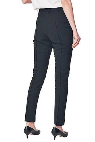 【動けるスキニー①】 スリット入りパンツ 28,600円／ソブ（フィルム）・フロントにはセンターシーム入り。バックもポケットの口ギリギリまでセンターシームをあしらって、ハイウエストで気になるお尻のボリュームを目くらまし。縦のラインが強まり、脚長効果もねらえる利点も。 ・細身にうれしい、肌あたりのいいさらっと感。両サイドにあしらわれたスリットは、歩きやすさだけでなく、座った際に感じやすいふくらはぎの窮屈さも排除。