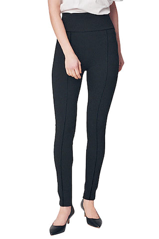 【動けるスキニー③】 レギンスパンツ 19,800円／THE NEWHOUSE（アーク インク）・腰まわりをすっぽり包みながら、インナーの線やひざなどの肉感を目立たせない、ボディスーツのような分厚さ。キックバック力に優れているから、もたつかないうえ苦しくもない快適なはき心地。 ・きゃしゃ見えだけでなく、脚長効果も高い、おへそ上までのスーパーハイライズ。１枚でももつ、ウエストの切り替え＆センターシームの立体感。