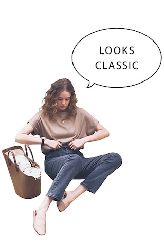 白にかわるベージュが女らしさを手助け。カジュアル一辺倒になりがちなTシャツ＋デニムも、ベージュ×黒の配色ならシックな方向に。腕時計やミュールなど上質な小物づかいに徹すれば、より大人な雰囲気。