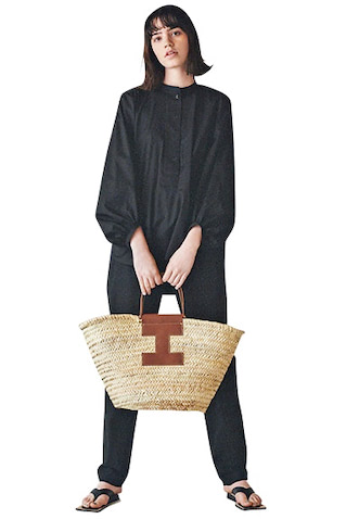 重厚な黒を涼しげに見せるオーガニックなさし色 ⚫︎黒ボリュームスリーブシャツ 10,500円／COS（COS 銀座店）　黒タックトラウザー 25,300円／LENO（グッドスタンディング）　かごバッグ 38,500円／イアクッチ（ガリャルダガランテ 表参道店）　黒トングサンダル 42,900円／MIISTA（ジャック・オブ・オール・トレーズ プレスルーム）　黒一色の力が抜ける、飾らない麻のナチュラル感。大きなサイズなら、服に負けないインパクト。