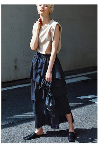 甘い黒が落ち着くラフなベージュ。立体的なフリルが華やかな黒スカート。クリアな白Tでモード感を高めるのもいいけれど、コントラストが薄れるくすみベージュとなら、品のよさと落ち着きがかなう。