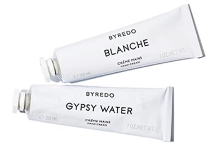 手元にうるおいだけでなく香りまで残す ⚫︎〈上から〉バイレード ハンドクリーム BLANCHE 30mL、GYPSY WATER 30mL　各5,720円／エドストローム オフィス　白に黒ロゴを効かせたミニマルなデザイン。高密度のシアバター配合でしっとり。