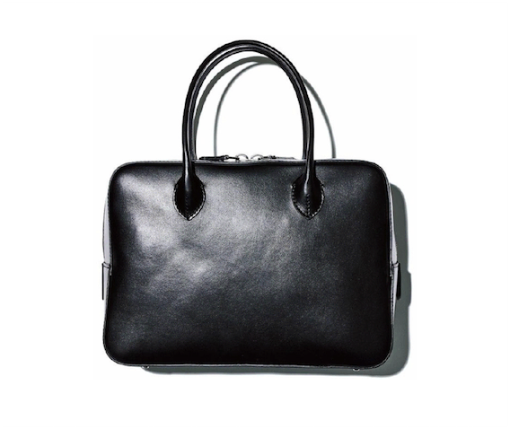 黒レザーボストンバッグ（26×19×10） 71,500円／ともにMAISON CANAU（ヤマニ）　ミニマルな黒レザーグッズを展開する、2022SSデビューのブランド。飽きのこない美しいスク エアフォルム。