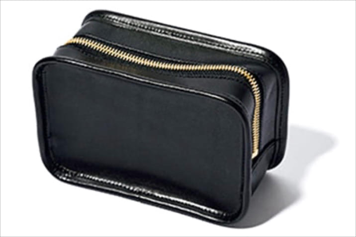 見た目のよさと実用性を兼ねるミニマルさ ⚫︎レザーミニポーチ 11,800円／LIFESTYLIST（SLEEPINGTOKYO）　ハードなスクエア型の黒レザーに、飾りはゴールドジップだけのムダのないデザイン。マチがしっかりとあるから、収納力も抜群。