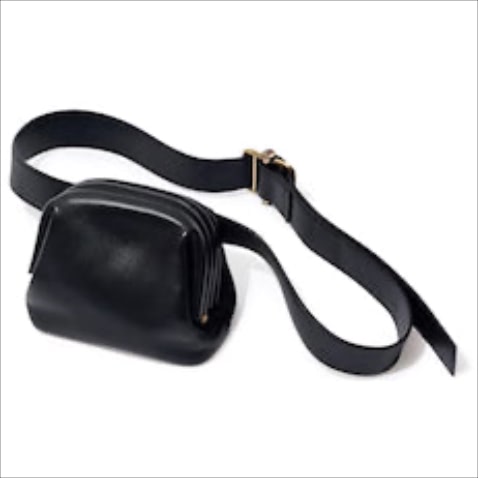 【黒レザーのがま口タイプのウエストバッグ】　●バッグ 38,500円／OSOI（UTS PR）SIZE:13×17×8.5cm　■マットな質感が品格を宿す辛口デザイン。ミニサイズながら内側にはポケットが配され実用的。