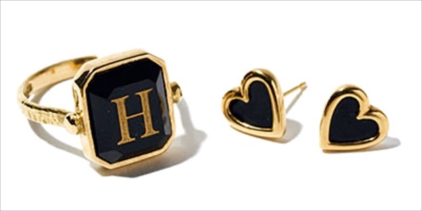 繊細なモチーフのオニキスジュエリー ⚫︎〈右から〉ハートピアス 81,400円、「H」リング 156,200円／ともにGIGI（ホワイトオフィス）　極小のハートピアスに、イニシャルを彫り込んだリング。縁どるゴールドがリュクスな印象をあと押し。