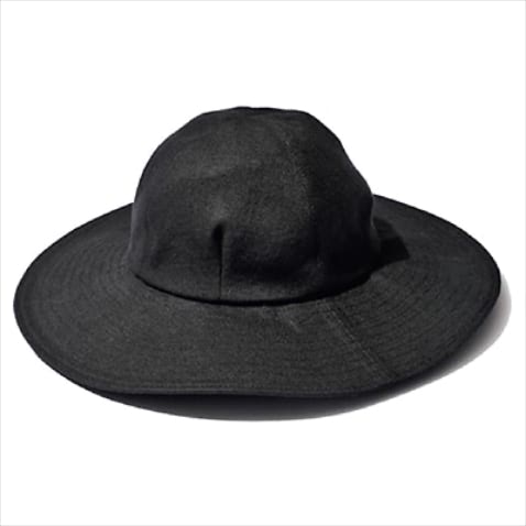 【大人のカジュアルに適任】 黒ハット 20,900円／Masakazu Furusawa（UTS PR）　たとえばデニムをイメージどおりカジュアルに着たいけれど、ラフにはしたくない。そんなときも、ハリ感のあるつば広ハットがちょうどいい。