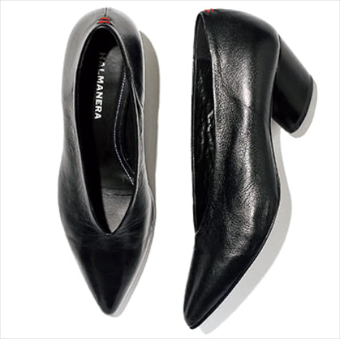 【どこから見ても美しいシェイプ】 キューバンヒールパンプス（5） 49,500円／アルマネラ（ゼア オンラインストア）　先端は鋭く、ワイズはムダなく、ヒールはモダン。ありふれた黒パンプスこそ、こだわりが凝縮した1足を。