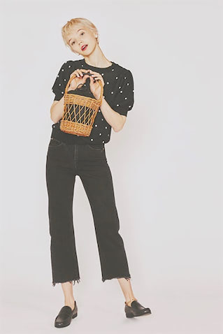 フレンチアイコンの王道を行く 「黒とドットとかごバッグ」 ⚫︎黒×白ドットニット 16,500円／TSURU By MARIKO OIKAWA　黒カットオフデニムパンツ 25,080円／SERGE de bleu（ショールーム セッション）　ピアス 5,400円／アビステ　かごバッグ 12,100円／バグマティ（ルル・ウィルビー）　アンクレット 44,000円／SYMPATHY OF SOUL -Style-（フラッパーズ）　ローファー 16,500円／スローブ イエナ（スローブ イエナ 自由