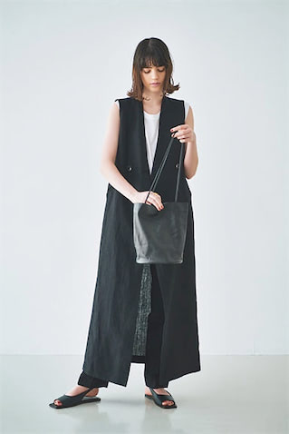 黒ジレ 27,940円／uncrave WHITE（uncrave）　白T 12,100円／ATON（ATON AOYAMA）　パンツ 42,900円／ebure（ebure GINZA SIX店）　リング 39,600円／AHKAH×KOTA OKUDA（アーカー 表参道ヒルズ店）　バッグ 41,800円／MODERN WEAVING（ショールーム セッション）　シューズ 27,830円／ジュリア タデウチ（オデット エ オディール 新宿店）