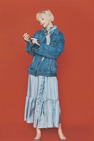デニムジャケット 19,800円／AKTE　ライトグレーワンピース 37,400円／ソブ（フィルム）　リング 38,500円／サンズ サンズ（RHC ロンハーマン）　パンプス 28,600円／ファビオ ルスコーニ（ファビオ ルスコーニ ルミネ有楽町店）　フリルカラーはとりはずし可能。第一印象で惹かれるものの、1枚で着るには少々ためらう華やかなドレスの日こそ、デニムジャケットで隠すことでシーンにしばられないリアリティが。色落ち・BIGサイズでギャップを確かなものに。
