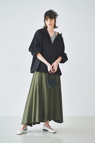 黒アノラック 44,000円、タンク 9,900円／ともにデ・プレ　スカート 39,600円／ATON（ATON AOYAMA）　バングル 50,600円／ガルニ（ガルニトウキョウ）　〈左手〉ボリュームリング 39,600円／ReFaire、〈右手〉細長リング 15,400円／warmth（ともにワームス ルミネ新宿店）　バッグ 7,540円／アンテ（フリークス ストア渋谷）　パンプス 52,800円／ペリーコ（ユナイテッドアローズ エルティーディ オンラインストアー）
