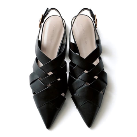 おかたい服に似合うシャープな黒： 黒シューズ（1） 6,900円／CHARLES & KEITH（CHARLES & KEITH　JAPAN）　甲までしっかりホールドしながらも、メッシュによる透け感で抜けを出し、先細のフォルムでスマートな仕上がりに。