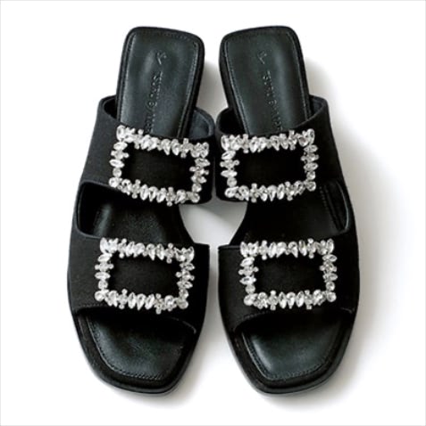 「ドライな質感をうるおすビジューのきらめき」 ⚫︎ビジューつきリネンサンダル（2） 27,500円／TSURU By MARIKO OIKAWA　豪華なビジューバックルをほどこし、アクセサリーがわりにも使える。