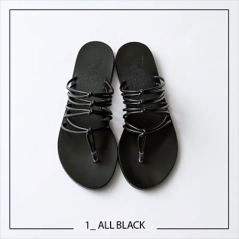ソールの縁まで黒一色 ⚫︎黒サンダル（1） 31,900円／エンシェント グリーク サンダルズ（RHC ロンハーマン）　甲までかぶさるストラップも、細いレザーひもで構成されているから圧迫感なく軽やか。