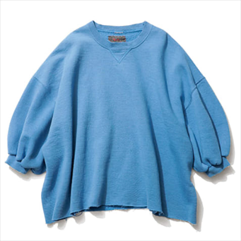 立体的なスエットトップスをコクのあるブルーでキレよく。ブルーリメイクスエット 25,300円／RH ヴィンテージ（ロンハーマン）　ブラウスのような甘い形も、ハーフスリーブですっきりと。