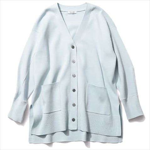 素肌に重ねても浮かない薄づきのブルー。ライトブルーニットカーディガン 8,990円／プラステ　肌あたりのいいさらりとした風合いが特長。