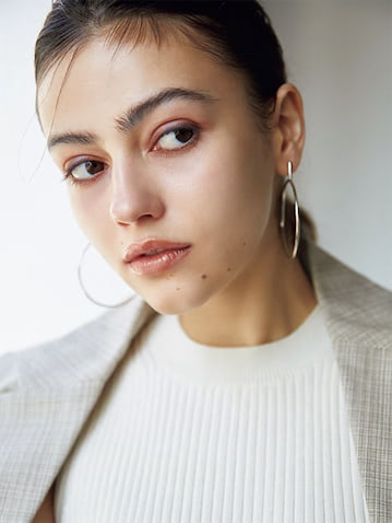 ブラウンのラインに「とけ込むブルー」：ジャケット 13,970円／MOUSSY（バロックジャパンリミテッド）　トップス 9,900円／uncrave WHITE（uncrave）　ピアス 36,300円／ボーニー（エドストローム オフィス） ⚫︎ブラウンシャドウ単色だと少々ありきたり。目のキワに仕込んだブラウンの影に、ブルーのラインをひっそり重ねてみる。さりげない色みの変化が、知的な遊び心として作用。