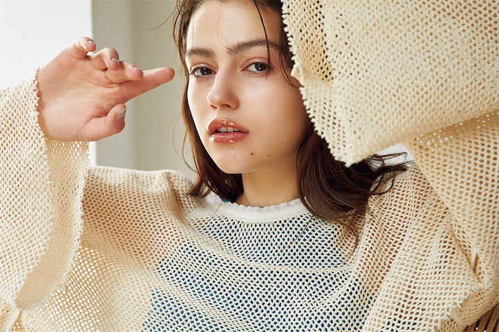 「リップにツヤ、まぶたにもツヤ」： グロッシーなリップ「1つ」が目立つと、ガーリーに転ぶ恐れも。まぶたにぬれたようなツヤを宿すカラースティックで、目元にも光をまとわせたら、視線が分散されて落ち着きが。 ⚫︎メッシュトップス 8,800円、中に着たブルータンクトップ 5,500円／ともにUngrid