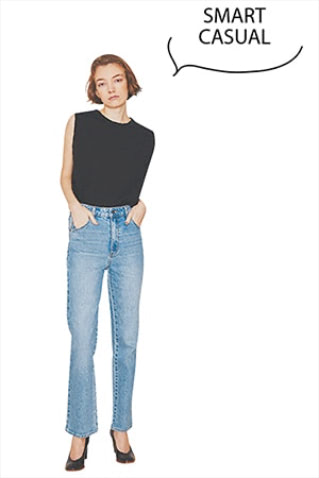 【BASE STYLE】 ☑黒のカットソー＋淡色デニム」　そでをなくした黒カットソーとのIライン。肩に少しかかる立体的なボックスシルエットなら、気になる肌感や窮屈さも緩和される。●黒ノースリーブカットソー 5,940円／uncrave STANDARD（uncrave）　デニムパンツ 14,080円／ローラス（ジャック・オブ・オール・トレーズ プレスルーム）　パンプス 58,300円／KATIM