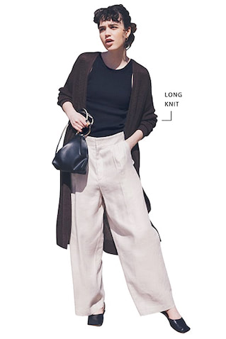 「明度に差をつけてロングニットと気だるく装う」 ⚫︎白リネンパンツ 36,300円／ATON（ATON AOYAMA）　ブラウンカーディガン 31,900円／カオス（カオス表参道）　黒カップインアメスリタンク 7,480円／AKTE　ピアス 22,000円／ReFaire（ワームス ルミネ新宿店）　黒ショルダーバッグ 9,900円／ルベルニ（ビューティ&ユース ユナイテッドアローズ 丸の内店）　黒フラットシューズ 33,000円／PIPPICHIC（ベイジュ）