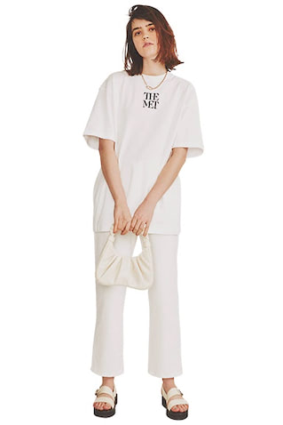 白ロゴT 6,050円／THE MET×BEAMS BOY（ビームス ボーイ 原宿）　白デニム 19,800円／Jilky　チェーンネックレス 7,700円／アルアバイル　白ハンドバッグ 12,100円／JW PEI（ユナイテッドアローズ エルティーディ オンラインストアー）　白サンダル 31,900円／BEAUTIFUL SHOES（ギャラリー・オブ・オーセンティック）　メンズライクなサイズ感で、ハイトーンの緊張感もやわらぐ。ワントーンにも浮かない小ぶりなロゴ。