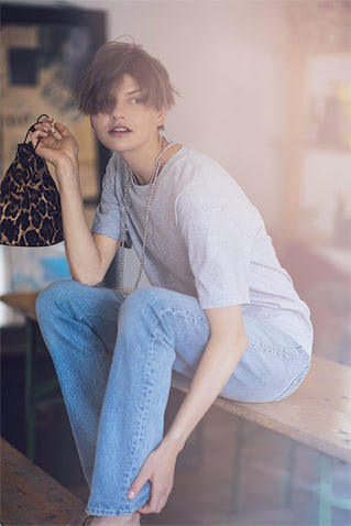 何でもないグレーのヘインズTとアクセサリーをセットで１つと考えて。Tシャツは合わせるデザインや色、質感を比較的選びにくいグレーで、これといった特徴がない「ごくふつう」なものを。シルバーのツヤと長く揺れるネックレス。攻めのアクセづかいもそんな装いには凛々しく映る。