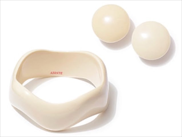 CURVY ACCESSORIES サークルイヤリング 4,860円、バングル 5,400円／ともにアビステ　シンプルな上下に1つあしらって、さりげなく甘さを演出できるレトロな白の円形イヤリング。バングルも含め、ぽってりとしたフォルムは、顔のラインや腕を細く見せる効果が。