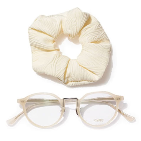 RETRO ACCESSORIES シュシュ 2,750円／スティーブン アラン（スティーブン アラン シンジュク）　ボリュームのあるシルエット。　眼鏡 44,000円／アヤメ　肌にもなじみやすいクリアに近い白フレーム。シュシュはどんな髪色にも合わせやすい、やさしいクリームカラー。