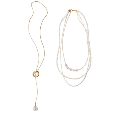 PEARL NECKLACE 〈右〉3連パールネックレス 19,800円／サイ　小粒のパールなら３連でもすっきりまとまる。 〈左〉チェーン×パールネックレス 35,200円／フォルテ フォルテ（コロネット）　白く濁った大粒の真珠がエレガントなムードを演出。