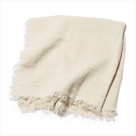 LINEN STOLE フリンジストール 30,800円／アソース メレ（アイネックス）　リネン100％でやさしい風合い。幅広い色のトップスに合う淡いベージュをセレクト。