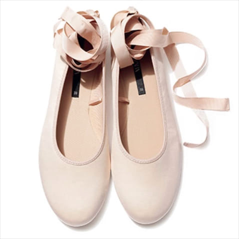 バレエシューズ 5,990円／ZARA（ザラ カスタマーサービス）　ファンデーションピンクのような白っぽいベージュのような色み。サテンのようなひかえめな光沢感で上品な甘さに。