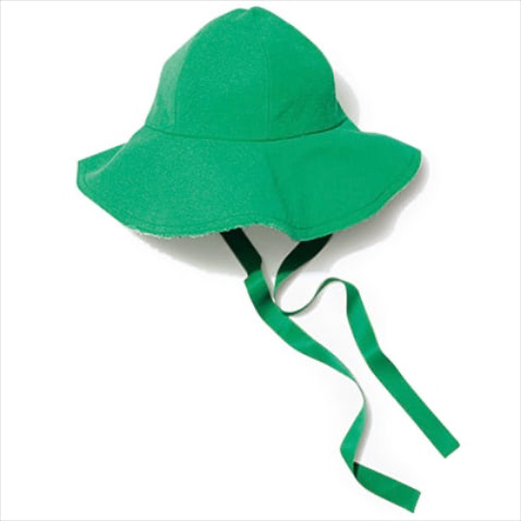 FELT HAT： リボンつきバケットハット 13,200円／ダブルスタンダードクロージング（フィルム）　フェルトのようなしっとりした、柔らかな質感。深くかぶれて日焼け対策にも便利。