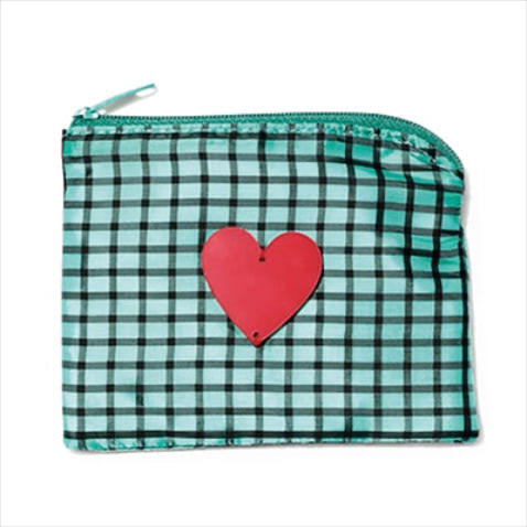 HEART POUCH： ポーチ（9.5×12） 3,300円／キャセリーニ　赤いハート×グリーンチェックのアガるデザインも、ポーチなら手が届きやすい。