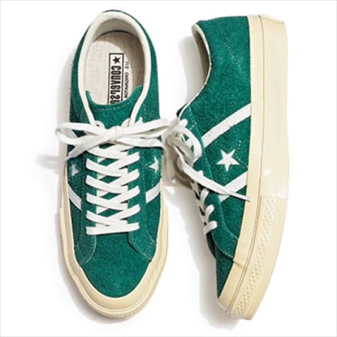 SUEDE SNEAKERS： スエードスニーカー 14,300円／コンバース（コンバースインフォメーションセンター）　マットなスエード地と、スタイルアップできる厚みのあるソール。定番モデル「ONE STAR」をコクのあるグリーンでレトロに刷新。