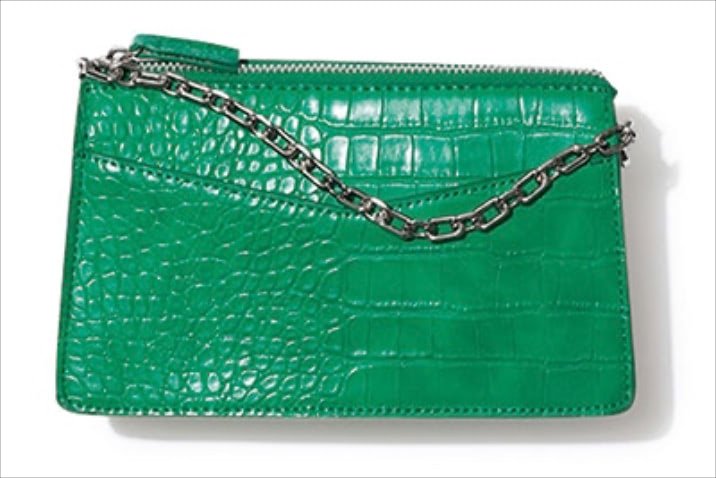 CHAIN BAG： 型押しチェーンバッグ（11.5×20×7） 2,990円／MANGO（ロコンド）　服に占める色の分量もちょうどいいミニサイズながら、最小限の荷物も入る。チェーンをはずせばクラッチバッグとしても活躍。
