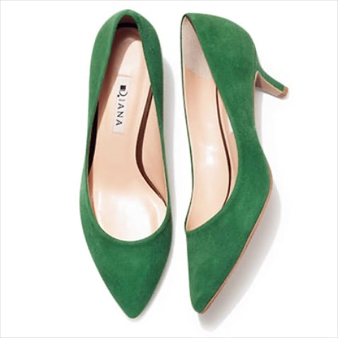 SUEDE PUMPS： スエードパンプス（5） 15,400円／ダイアナ（ダイアナ 銀座本店）　白のボトムにも浮かない、カラーパンプスはマットなスエードがベスト。