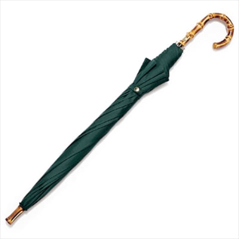 LONG UMBRELLA： バンブーハンドル傘 14,300円／トラディショナル ウェザーウェア（トラディショナル ウェザーウェア ルミネ有楽町店）　梅雨時期にもこだわりたいレイングッズ。クラシックなムードを高める、黒に近いダークグリーン。