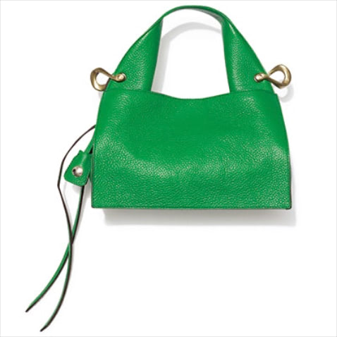 LEATHER BAG： ショルダーストラップつきバッグ（15×24.5×12.5） 46,200円／ETiAM（ブランドニュース）　風格のあるゴールドの金具つき。