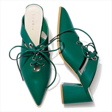 LACE-UP MULES： レースアップグリーンミュール（7.5） 11,000円／rienda（バロックジャパンリミテッド）　色の主張をおさえた、上質でマットな色み。脚のラインを引き締める、足首まで続く編み上げデザインと、チャンキーヒールでつっかけでも安定感がある。