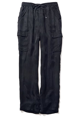 黒がやさしく変わるサテンのとろみ：● 黒サテンパンツ 19,800円／ボッシュ　端正な装いともなじみがいい、細身ですそにかけて少しづつ細くなっていくシルエット。しなやかな風合いによりカドがとれて、印象も穏やかに。
