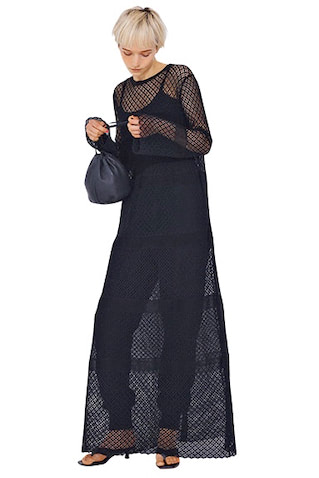 「全部黒で統一して、シアーな黒ワンピースを一体化」 ⚫︎レースニットワンピース 66,000円／beautiful people（ビューティフルピープル 青山店）　黒ジョガーパンツ 13,500円／N.O.R.C　バッグ 15,400円／FILL THE BILL（フィル ザ ビル マーカンタイル 青山）　サンダル 18,700円／SENSO（THE WALL SHOWROOM）　キャミソール／スタイリスト私物