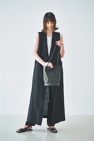 黒ジレ 27,940円／uncrave WHITE（uncrave）　白T 12,100円／ATON（ATON AOYAMA）　パンツ 42,900円／ebure（ebure GINZA SIX店）　リング 39,600円／AHKAH×KOTA OKUDA（アーカー 表参道ヒルズ店）　バッグ 41,800円／MODERN WEAVING（ショールーム セッション）　シューズ 27,830円／ジュリア タデウチ（オデット エ オディール 新宿店）　マキシでも重くない、ノースリと深Vネック。