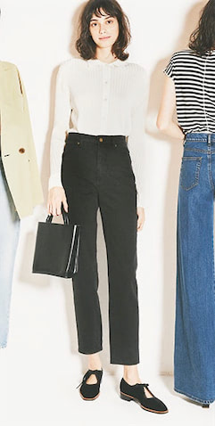【デニムにトップスタックイン＆くるぶし見せてローファー】トップはタイトに、ひざからすそにかけてわずかに広がるストレッチの効いたアンクル丈は、シャープに見えがちな黒を、エフォートレスに演出。