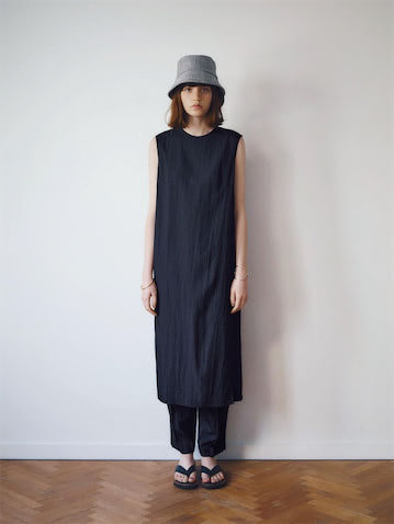 「見た目はまじめ、実はラク」基準でおすすめしたいのがノースリワンピとパンツのセット。⚫︎黒ワンピース 19,910円、黒パンツ 16,940円／ともにuncrave STANDARD（uncrave）　ハット 16,500円／メゾンドリリス（ギミックス）　〈右手〉ゴールドバングル 1,050円／アビステ　〈左手〉シルバーバングル 41,800円／e.m.（e.m. PRESS ROOM）　サンダル 27,500円／rag & bone（rag & bone 表参道店）
