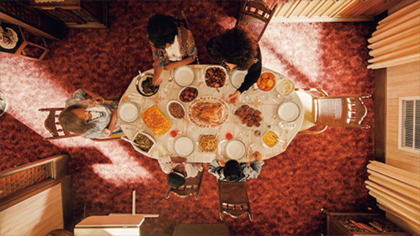 DINING 【食事が映えるシンプルなお皿】 「Netflix内でマイベスト3に入るドラマ。食器の種類、盛りつけ方など、家でマネすることも多いです」（井上さん）●『マスター・オブ・ゼロ』（2015）ニューヨークに暮らすインド系アメリカ人のデフを主人公にしたNetflixオリジナルのコメディドラマ。俳優として名を上げられない30代独身男性のちっぽけな苦悩と凡庸な日々を描く。シーズン2ではパスタ職人になる道を選び、イタリアとニューヨークが舞台に。 Netflixシリーズ『マスター・オブ・ゼロ』独占配信中