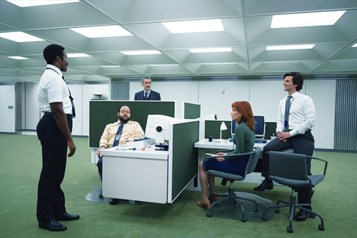 WORKSPACE 【現代とアナログが入りまじった空間】 「現代の設定なはずなのに殺風景でアナログっぽいデザインのオフィスが忘れられません。配色、レトロな分厚いPC、すっきりとしたデスクまわりがオシャレ」（井上さん）●『セヴェランス』（2022）今年の２月から配信スタートしたApple TV+の新しいドラマ。主人公マークは手術で仕事と私生活の記憶を分離された社員たちのチームを率いることに。職場以外の場所で謎の同僚から接触を受けたことで、彼らの仕事にかかわる真実が明らかになっていく。 ©Apple