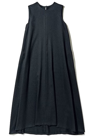 上品な落ち着きをそなえたマットな質感： 黒Aラインワンピース 19,800円／uncrave STANDARD（uncrave）　■ヴィンテージライクな趣をかもすハリのあるラチネ生地。フロントにほどこされたセンターシームが視線を縦に流し、脚長効果も期待できる。