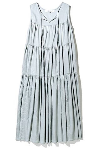 甘美な3段ティアードを涼やかな寒色で ⚫︎ブルーグレーワンピース 39,600円／ビリティス・ディセッタン（ビリティス）　胸元からすそまで大胆にギャザーを3段重ねた、糖度高めのデザイン。グレイッシュなライトブルーとロング丈だから大人を保てる。